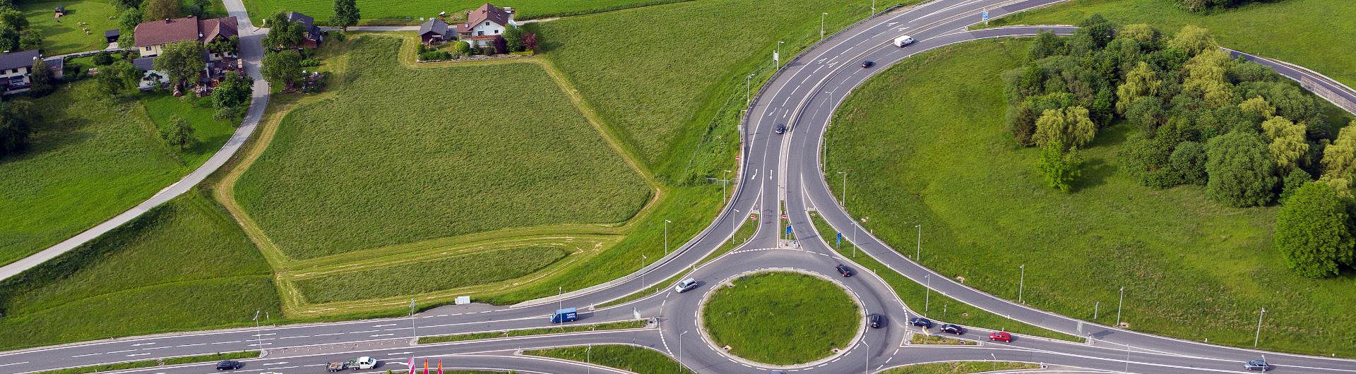 Kreisverkehr an der Autobahnabfahrt